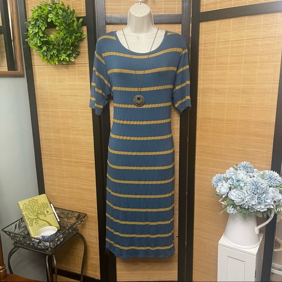 LuLaRoe Stripe Julia - Picture 4 of 9